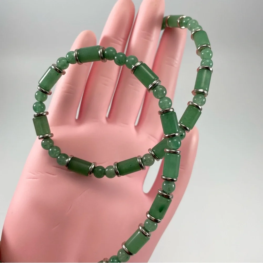 Beautiful Unsigned Silver Tone Memory Wire Aventurine Beaded Bangle Bracelet